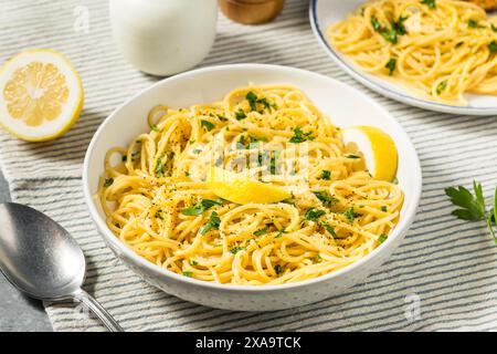 Pâtes italiennes au citron et au poivre maison avec persil Banque D'Images