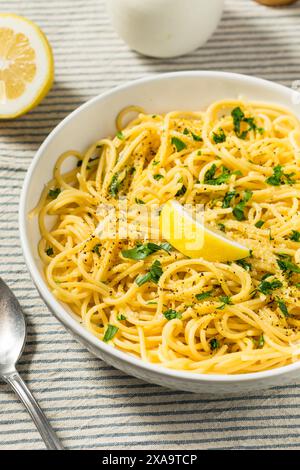 Pâtes italiennes au citron et au poivre maison avec persil Banque D'Images