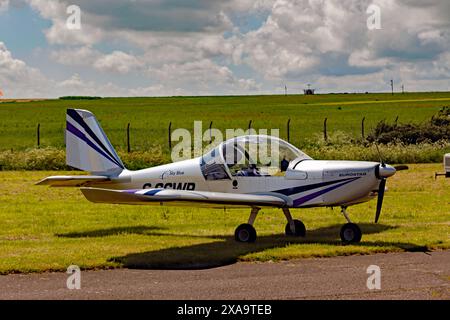 Un Evektor EV-97 Eurostar, garé, pendant le vol caritatif Kent Strut à Manston, Kent Banque D'Images