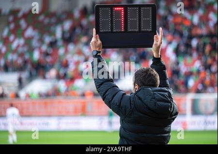 Arbitre technique montre plus de temps pendant le match de football. Banque D'Images