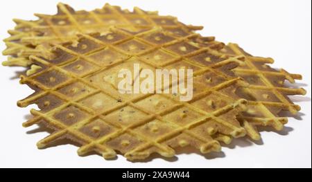 Groupe de pizzelles sur fond blanc. Biscuits épicés d'origine italienne. Banque D'Images