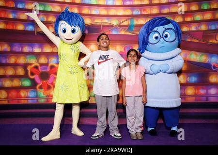 USAGE ÉDITORIAL UNIQUEMENT (de gauche à droite) Joy, Paarth, (9 ans), Tulsi (6 ans), et la tristesse lors d'une visite du PDG de The Walt Disney Company, Bob Iger (non représenté) et des personnages de Inside Out 2 au Great Ormond Street Hospital for Children pour annoncer le financement d'un nouveau MediCinema ultramoderne sur place. Date d'émission : mercredi 5 juin 2024. Banque D'Images