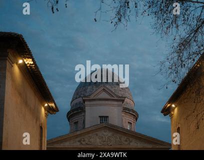 Un grand bâtiment à dôme avec un bâtiment adjacent devant lui et deux autres sur les côtés Banque D'Images