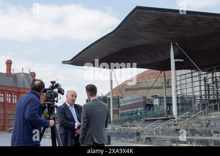 Cardiff, pays de Galles, Royaume-Uni. 5 juin 2024. Andrew RT Davies, chef des conservateurs gallois, est interviewé devant le Parlement gallois Senedd Cymru à Cardiff Bay alors que Vaughan Gething, premier ministre du pays de Galles, fait face à un vote de censure. Crédit : Mark Hawkins/Alamy Live News Banque D'Images