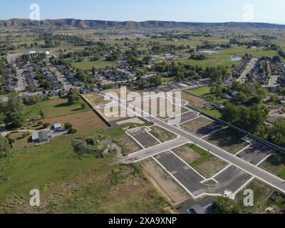 Vue aérienne d'un quartier résidentiel spacieux avec un vaste terrain Banque D'Images
