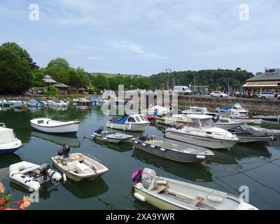 Les petits bateaux amarrés dans un port pendant la journée Banque D'Images