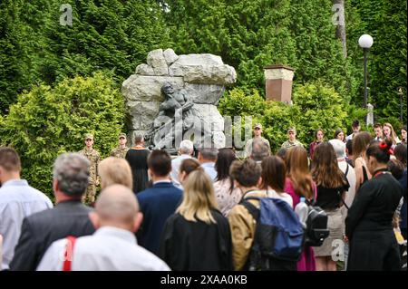 LVIV, UKRAINE - 28 MAI 2024 - la tombe d'Ivan Franko est photographiée au cimetière de Lychakiv lors d'un événement marquant le 108e anniversaire de la mort de l'éminent poète et écrivain ukrainien, Lviv, dans l'ouest de l'Ukraine. Le charrue avec la pioche décore la tombe d'Ivan Franko qui est fréquemment appelé 'Kameniar' (briseur de pierre) en référence à son célèbre poème 'Kameniari'. Banque D'Images