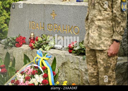 LVIV, UKRAINE - le 28 MAI 2024 - des fleurs gisaient sur la tombe d'Ivan Franko au cimetière de Lychakiv lors d'un événement marquant le 108e anniversaire de la mort de l'éminent poète et écrivain ukrainien, Lviv, dans l'ouest de l'Ukraine. Le charrue avec la pioche décore la tombe d'Ivan Franko qui est fréquemment appelé 'Kameniar' (briseur de pierre) en référence à son célèbre poème 'Kameniari'. Banque D'Images