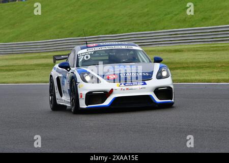 Samuel Harvey, Xentek Motorsport, Porsche 718 Cayman GT4 Clubsport, Porsche Sprint Challenge Great Britain 2024, une série d'une seule marque avec tous les moteurs Banque D'Images