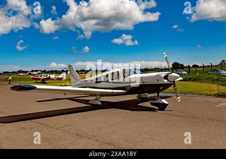 Un Piper PA-32-300 Cherokee six, en roulage, avant de décoller pendant le Kent Strut, vol de charité à Manston, Kent Banque D'Images