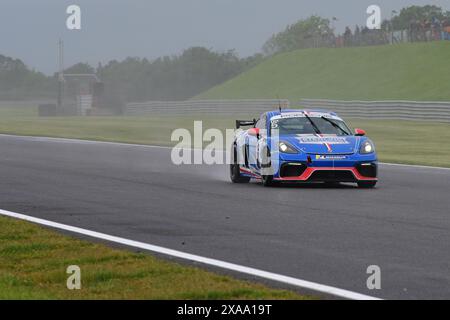 Oskar dix, Team Parker Racing, Porsche 718 Cayman GT4 Clubsport, Porsche Sprint Challenge Great Britain 2024, une série unique avec tous les pilotes Banque D'Images