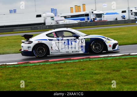 Samuel Harvey, Xentek Motorsport, Porsche 718 Cayman GT4 Clubsport, Porsche Sprint Challenge Great Britain 2024, une série d'une seule marque avec tous les moteurs Banque D'Images