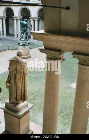 L'Italie, Lombardie, Milan, Académie d'Art Brera, Cour avec statue de Napoléon par Antonio Canova Banque D'Images