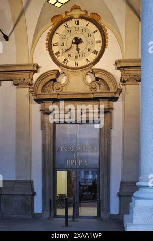 L'Italie, Lombardie, Milan, Académie d'Art Brera, Cour avec statue de Napoléon par Antonio Canova Banque D'Images