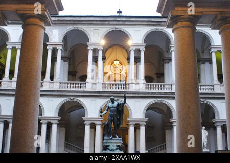 L'Italie, Lombardie, Milan, Académie d'Art Brera, Cour avec statue de Napoléon par Antonio Canova Banque D'Images