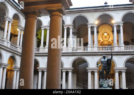 L'Italie, Lombardie, Milan, Académie d'Art Brera, Cour avec statue de Napoléon par Antonio Canova Banque D'Images