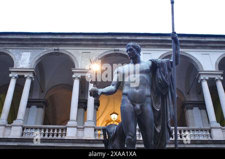 L'Italie, Lombardie, Milan, Académie d'Art Brera, Cour avec statue de Napoléon par Antonio Canova Banque D'Images