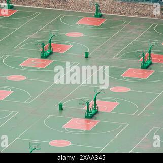 Le terrain de basket ouvert d'une université de Wuhan. Quelques étudiants sont passés par ici. Banque D'Images