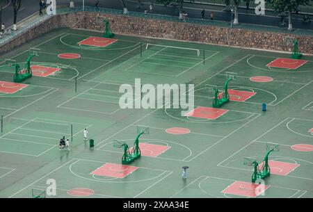 Le terrain de basket ouvert d'une université de Wuhan. Quelques étudiants sont passés par ici. Banque D'Images