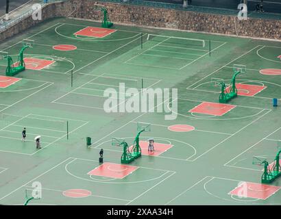 Le terrain de basket ouvert d'une université de Wuhan. Quelques étudiants sont passés par ici. Banque D'Images