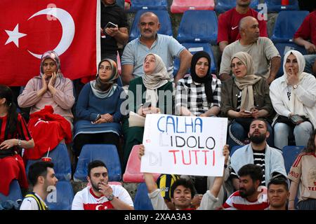 Les fans de Turquie assistent au match amical de football entre l'Italie et la Turquie au stade Renato Dall'Ara à Bologne (Italie), le 4 juin 2024. Banque D'Images