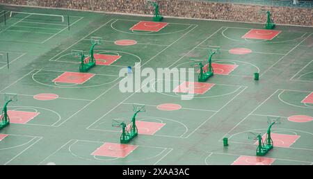 Le terrain de basket ouvert d'une université de Wuhan. Quelques étudiants sont passés par ici. Banque D'Images