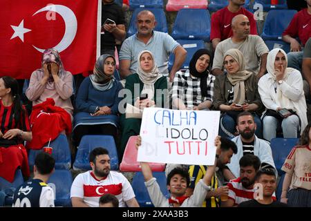 Les fans de Turquie assistent au match amical de football entre l'Italie et la Turquie au stade Renato Dall'Ara à Bologne (Italie), le 4 juin 2024. Banque D'Images