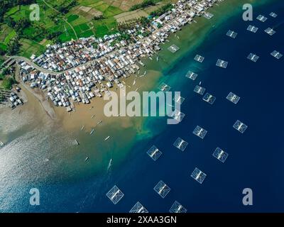 Ville de pêcheurs et bateaux de pêche dans l'océan calme sur l'île de Sumbawa. Vue panoramique aérienne. Banque D'Images