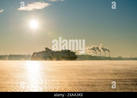 Kiel, quartier de la ville Holtenau, eau froide vapeur dans l'air chaud, fjord de Kiel, mer Baltique, Schleswig-Holstein, Allemagne du Nord Banque D'Images