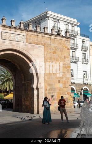 Tunis, Tunisie. 24 mai 2024 le vieux Bab el Bhar une porte historique de la ville et point de repère divisant la Médina de la ville moderne ou ville Nouvelle à tu Banque D'Images