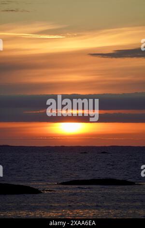 Un coucher de soleil sur l'océan avec des formations nuageuses dans le ciel pendant le lever du soleil Banque D'Images