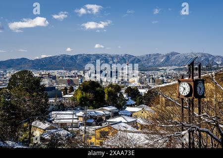 L'horizon de Kyoto avec Nidec Kyoto Tower sur fond de montagnes. Kyoto, Japon Banque D'Images