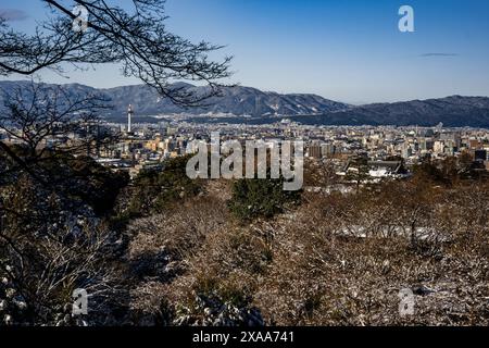 Les branches d'arbre sans feuilles sur fond de paysage urbain de Kyoto. Japon Banque D'Images