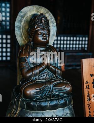 Le célèbre sanctuaire des idoles de la statue de Bouddha dans l'ancien complexe sacré du temple bouddhiste Kiyomizudera à Kyoto, au Japon Banque D'Images