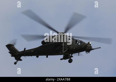 MM81392 (EI 922), un hélicoptère d'attaque Agusta AH-129D exploité par l'armée italienne (Esercito Italiano), au départ de la RAF Fairford dans le Gloucestershire, en Angleterre, après avoir participé au Royal International Air Tattoo 2023 (RIAT23). Banque D'Images