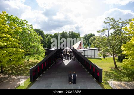 Londres, Royaume-Uni, 5 juin 2024. Le 23e pavillon Serpentine intitulé Archipelagic Void par l'architecte coréen Minsuk Cho basé à Séoul et sa firme Mass Studies est dévoilé à Serpentine South. Composé de cinq «îles», chaque structure du Pavillon est unique en taille, forme, nom et objectif, offrant une plate-forme multiforme pour le programme live de Serpentine de juin à octobre. Banque D'Images