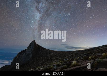 Ciel étoilé de nuit au-dessus des montagnes et des collines avec la voie lactée brillante Banque D'Images