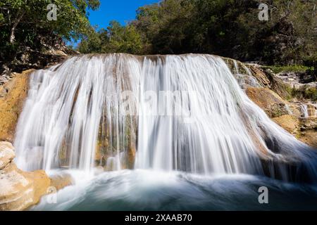 Une vue panoramique de la cascade à Air Terjun Tanggedu, île de Sumba, Indonésie Banque D'Images