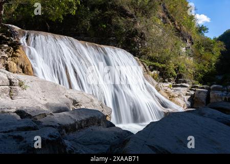 Une vue panoramique de la cascade à Air Terjun Tanggedu, île de Sumba, Indonésie Banque D'Images