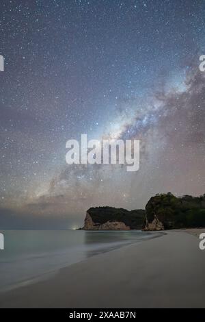 Une vue panoramique de la voie lactée vue depuis Pantai Tarimbang, île de Sumba Banque D'Images