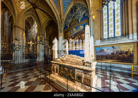 Tombe du roi Gustav Vasa (1496-1560) et de deux de ses trois épouses dans la cathédrale d'Uppsala. L'allée latérale est décorée de peintures de combat de l'époque de son règne. Domtrapphuset, Uppsala, Suède Banque D'Images
