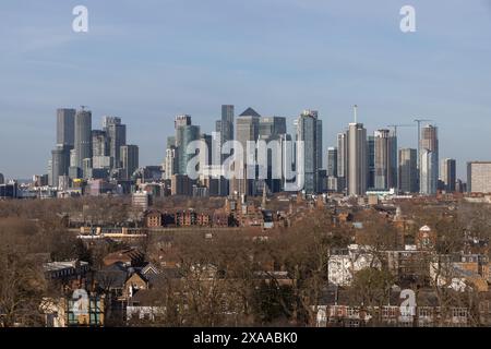 Horizon de la ville avec de hauts bâtiments de chaque côté, vue lointaine sur le paysage urbain Banque D'Images