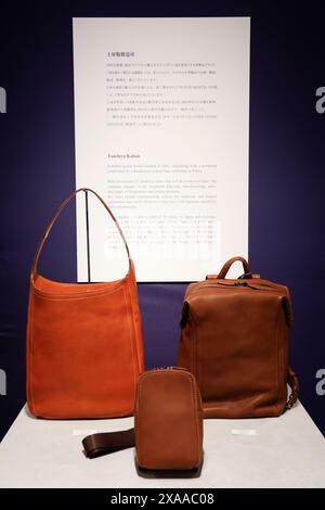 Tokyo, Japon. 5 juin 2024. Sacs en cuir (fabriqués par la société Tsuchiya Kaban) exposés lors de l'exposition ''Amazing Edo Tokyo - Treasures of Tokyo for Tomorrow'' au grand magasin Ginza Wako. L’exposition présente de nombreuses techniques artisanales et des produits renommés de l’époque Edo (1603'''1868) pour redécouvrir le charme de la culture japonaise. Il s'agit d'une collaboration entre Wako et ''Edo Tokyo Kirari Project'' de Tokyo et se tient jusqu'au 16 juin. (Crédit image : © Rodrigo Reyes Marin/ZUMA Press Wire) USAGE ÉDITORIAL SEULEMENT! Non destiné à UN USAGE commercial ! Banque D'Images