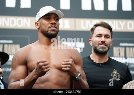 Photo du dossier datée du 31-03-2023 d'Anthony Joshua et du promoteur Eddie Hearn. Anthony Joshua pourrait mettre du temps sur sa carrière de boxeur "à la fin de 2026 ou même l'année prochaine", selon le promoteur Eddie Hearn. Date d'émission : mercredi 5 juin 2024. Banque D'Images