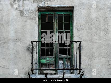 Balcon d'une vieille maison dans un état ruineux, Puertollano Banque D'Images