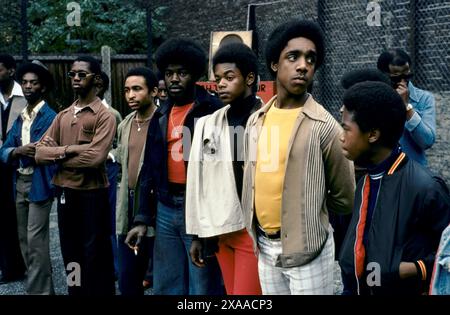 Années 1970 Royaume-Uni, garçons adolescents britanniques noirs debout autour de l'air ennuyé, portant des vêtements à la mode de l'époque. Notting Hill Carnival août jour férié lundi Londres, Angleterre 27 août 1979 HOMER SYKES Banque D'Images