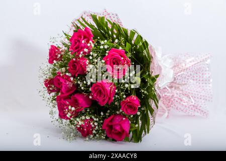 Un gros plan de roses roses sur fond blanc Banque D'Images