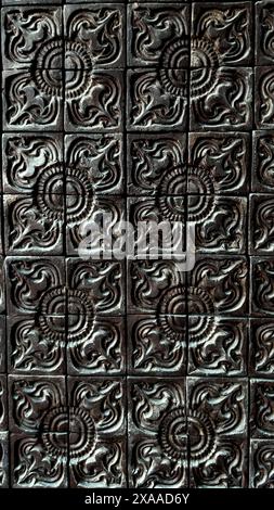 Un carrelage en terre cuite orné sur le mur Banque D'Images