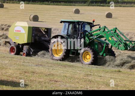 Limousin, France. 5 juin 2024. Fenaison en Limousin. Après les longues pluies printanières, il est temps de récolter le foin dans le sud-ouest de la France. Ce foin récolté par les éleveurs Limousin sera utilisé durant l’hiver pour nourrir les vaches bovines Limousin. Agriculture, agriculteurs, éleveurs de bétail, élevage de bétail, travail agricole, nourriture. Limousin, Nouvelle Aquitaine, France. Europe. Crédit : photo de Hugo Martin/Alamy Live News. Banque D'Images