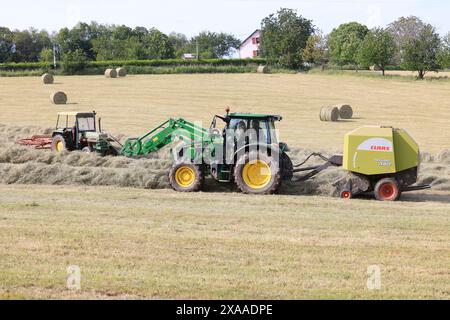 Limousin, France. 5 juin 2024. Fenaison en Limousin. Après les longues pluies printanières, il est temps de récolter le foin dans le sud-ouest de la France. Ce foin récolté par les éleveurs Limousin sera utilisé durant l’hiver pour nourrir les vaches bovines Limousin. Agriculture, agriculteurs, éleveurs de bétail, élevage de bétail, travail agricole, nourriture. Limousin, Nouvelle Aquitaine, France. Europe. Crédit : photo de Hugo Martin/Alamy Live News. Banque D'Images